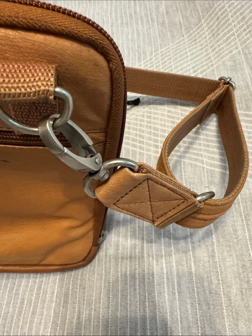 Unisex Gun Tote'n Mamas Concealed Carry Raven Shoulder Pouch, Tan